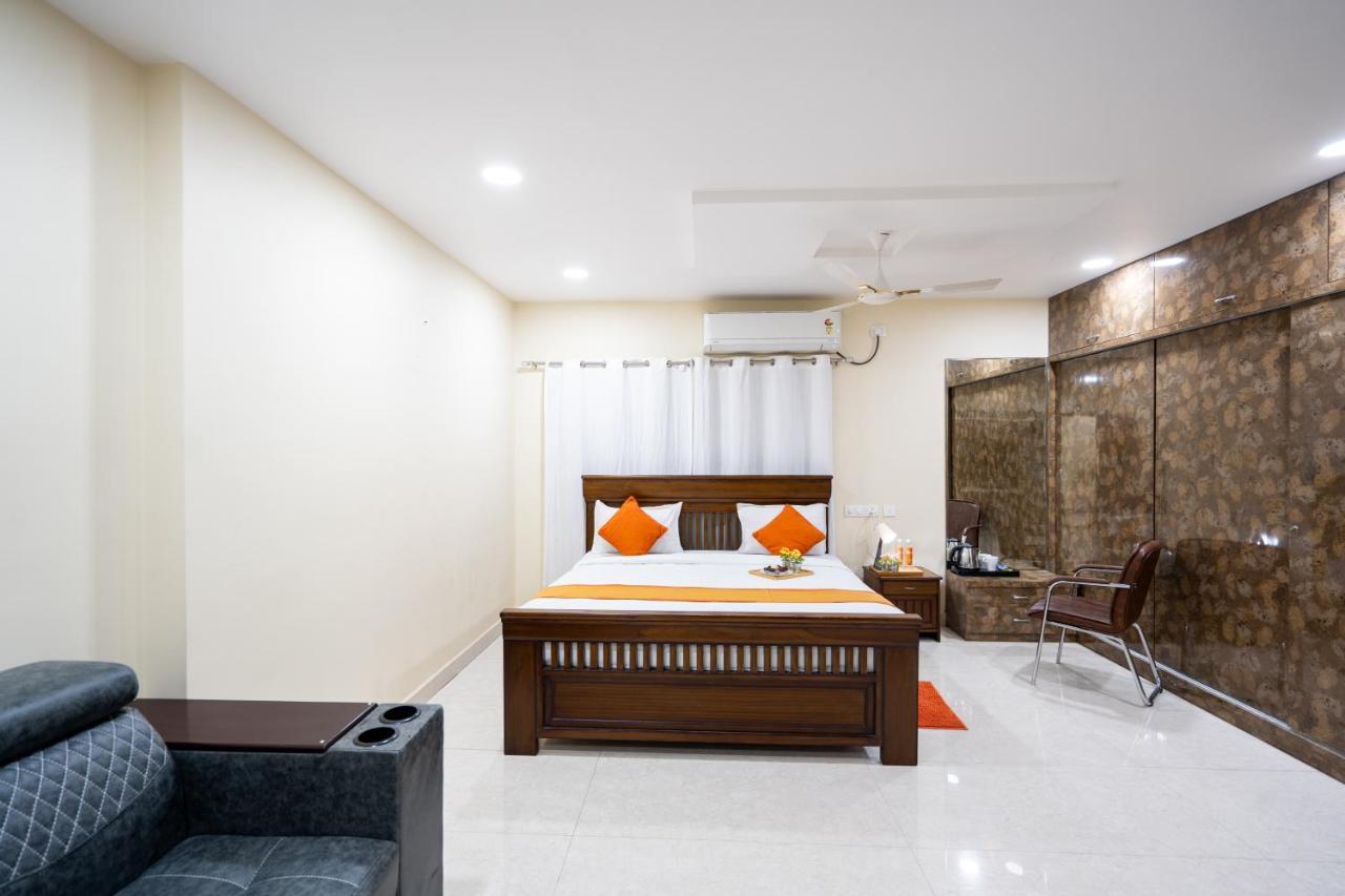 Voila At Nest Hotell Hyderabad Exteriör bild